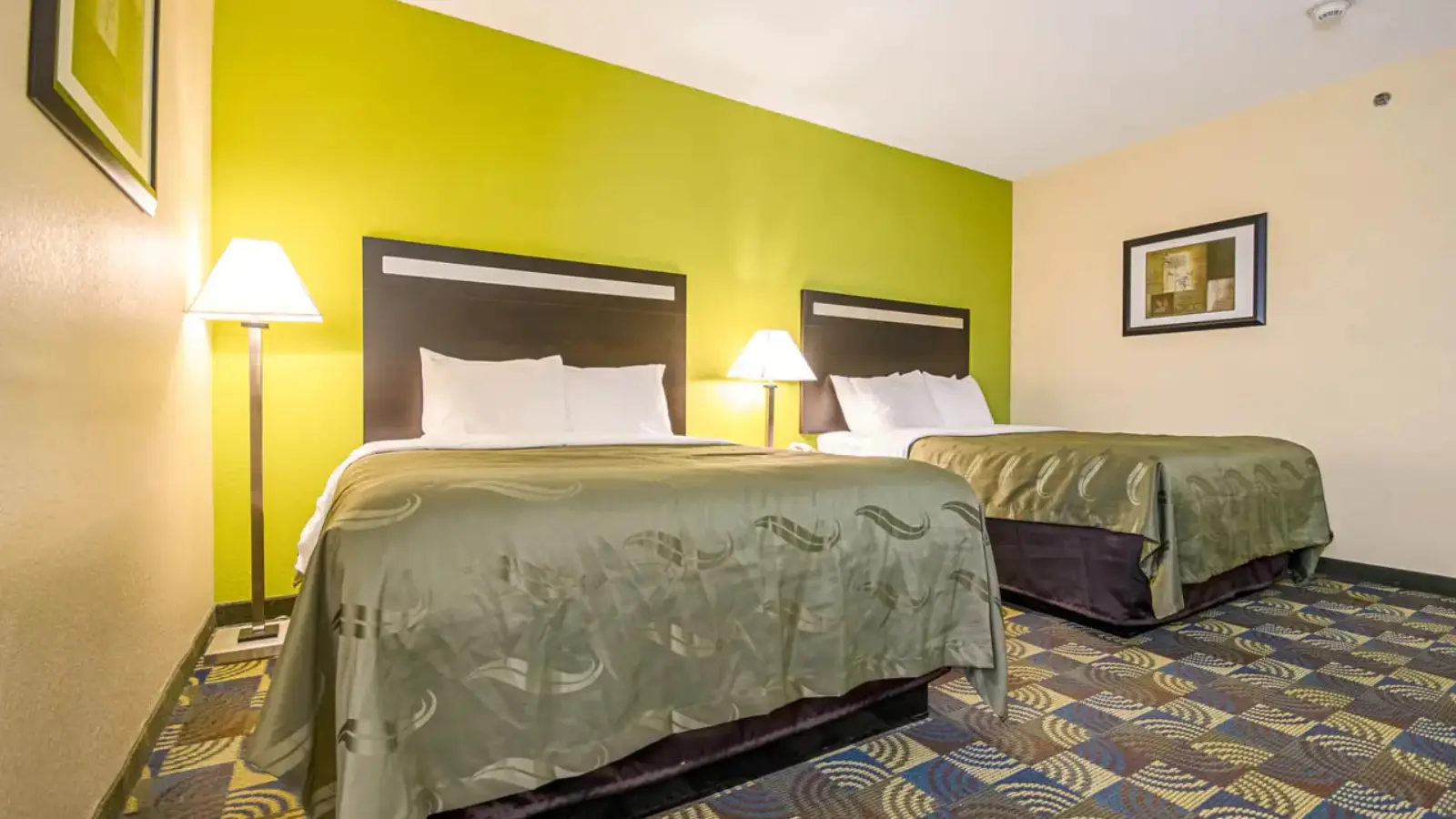 Grand Room With Queen Bed Room